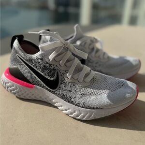 Nike/Women'/Running Shoes/Epic react/Flyknit 2 Oreo Pink/ 8,5/